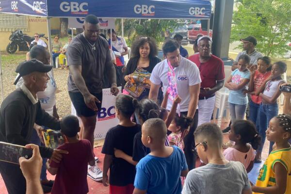 Bayron Matos y Fundación GBC entregan útiles escolares en Los Mina