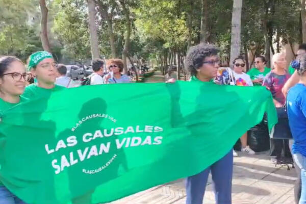 Manifestantes apostados en las cercanías del Palacio Nacional 