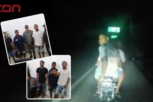 Los jóvenes despojaron a un ciudadano de su motocicleta momentos en que este se dirigía a su hogar.