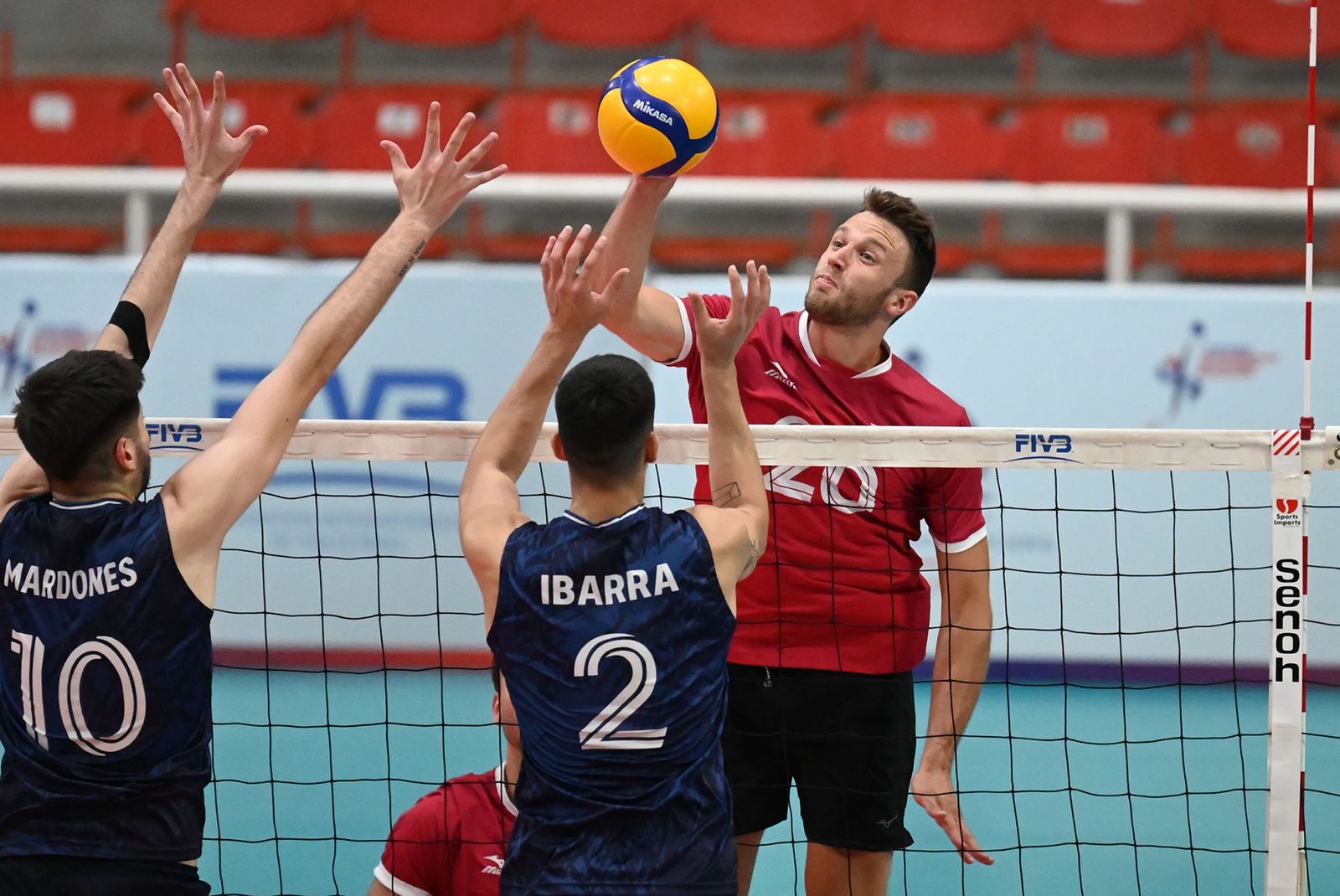 Canadá fue superior en todos los aspectos tras dominar los ataques (37-25), los bloqueos (10-4) y los servicios (5-4).