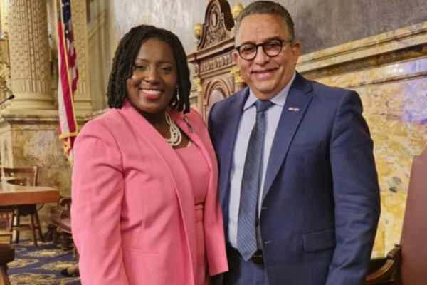 El cónsul dominicano en Filadelfia Alexis Antonio Henríquez, junto a la presidenta de la Cámara de Representantes de esa ciudad, Joanna McClinton. Foto: Fuente externa