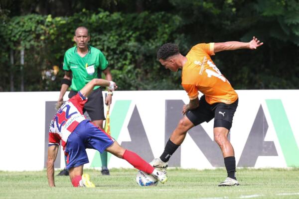 Cibao FC continuó con la ofensiva y se encontró con dos goles anulados y la presencia del buen arquero Pedro Espinal de Delfines del Este, que evitaron que se fuera en ventaja en el marcador. 