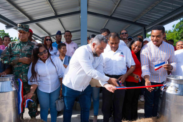 El director del FEDA, Hecmilio Galván, en la inauguración del centro. Foto: Fuente externa