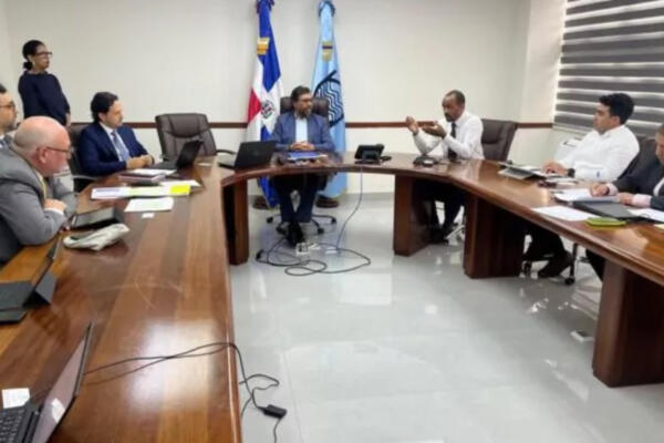 Director del Instituto Nacional de Recursos Hidráulicos junto a una misión del FMI