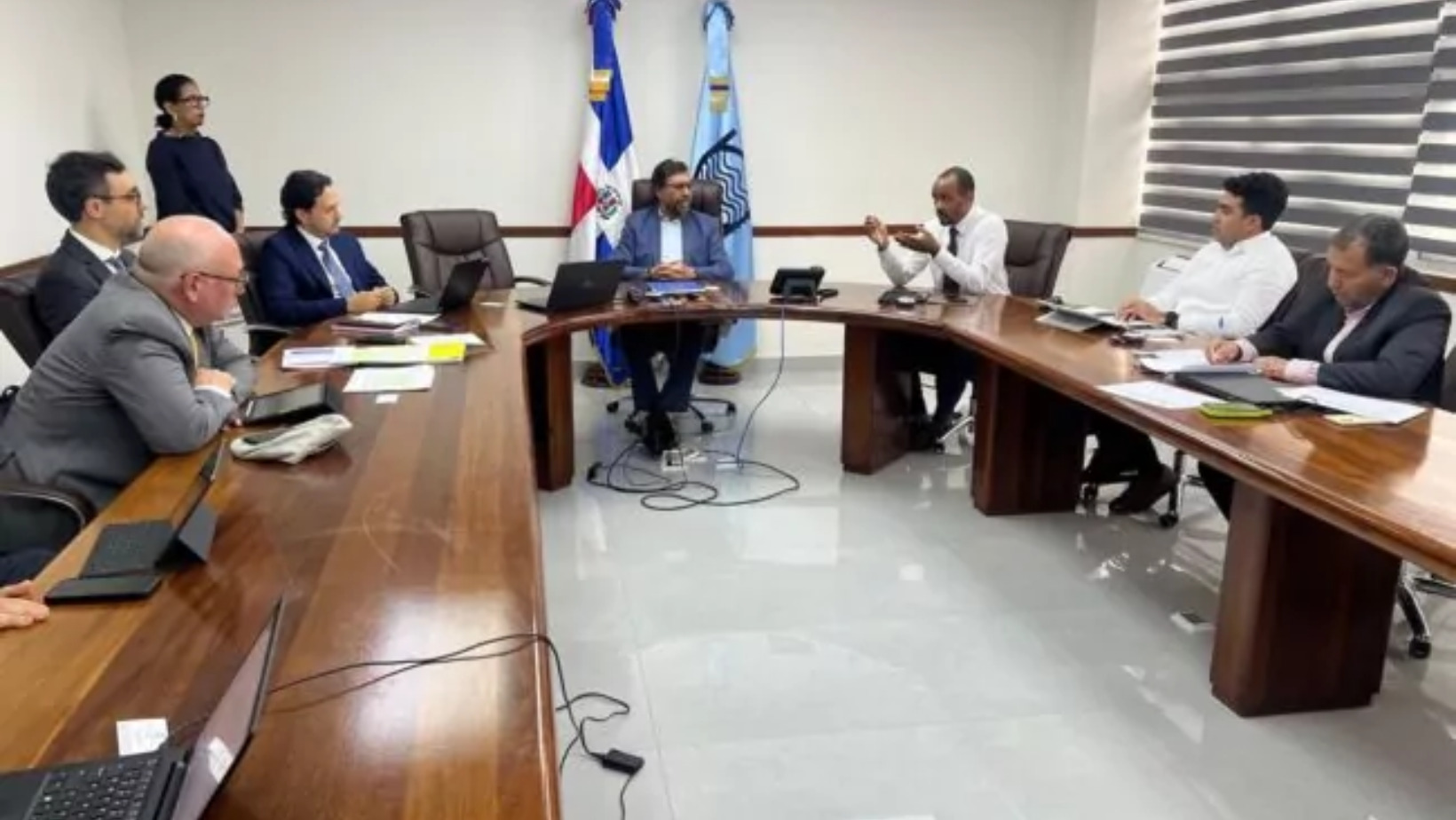 Director del Instituto Nacional de Recursos Hidráulicos junto a una misión del FMI