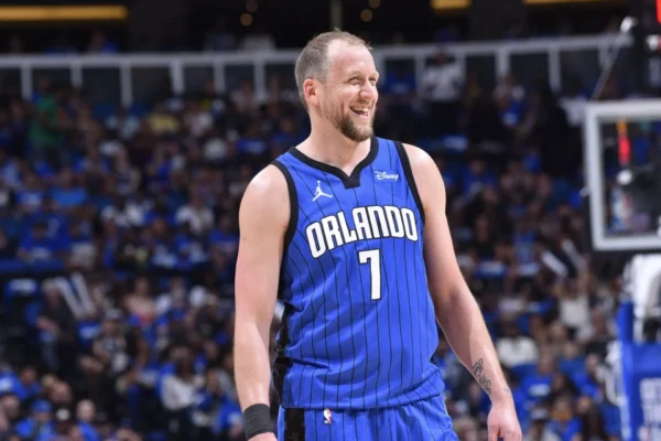Joe Ingles completó la temporada pasada en Orlando tras ocho años en Utah y uno en Milwaukee. Promedió 4,4 puntos, 3,0 asistencias, 2,1 rebotes y 17,2 minutos en 68 partidos, todos ellos como suplente, durante el curso 2023-24. 