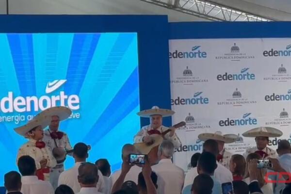 Presidente Abinader mientras le cantaban 