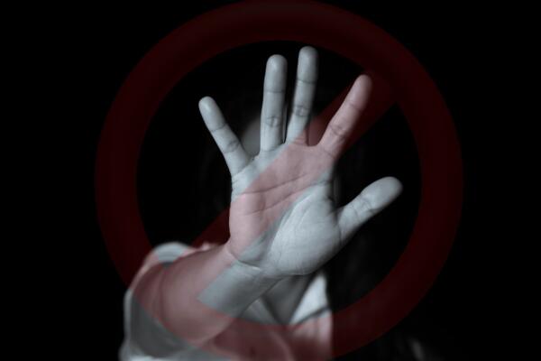 Un infante haciendo señal de detención con su mano derecha. Foto: CDN Digital