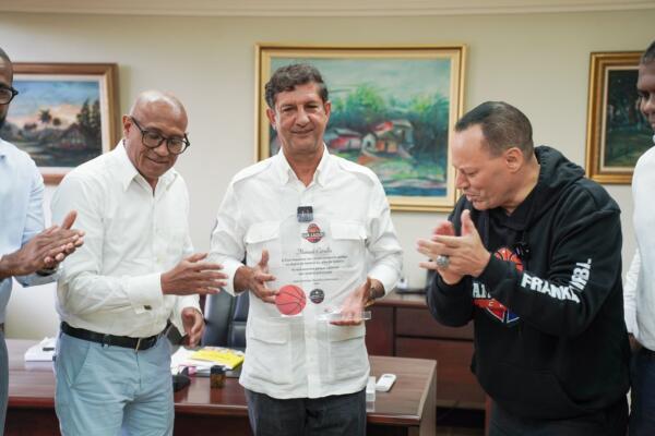 Manuel Estrella agradeció el gesto y recordó que dio seguimiento a los equipos legendarios de San Lázaro.