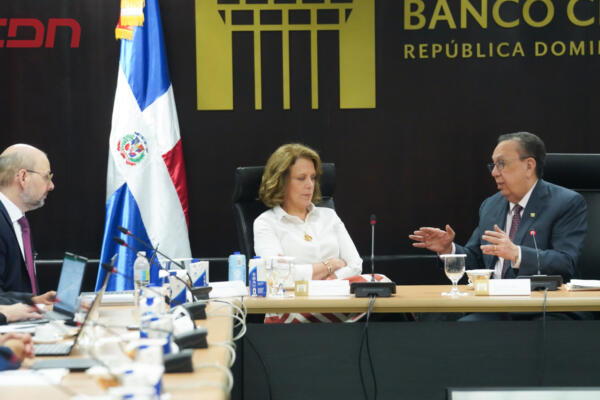 Héctor Valdez Albizu, gobernador del Banco Central, junto a misión del Fondo Monetario Internacional