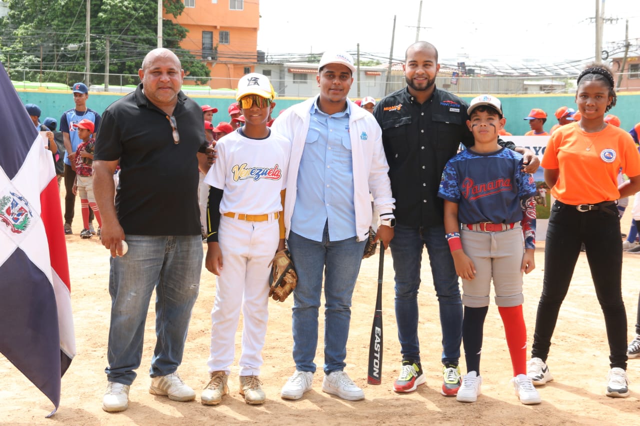 Jorge Gustavo González fue el lanzador de honor del evento deportivo internacional que une a tres países: Venezuela, Panamá y República Dominicana.