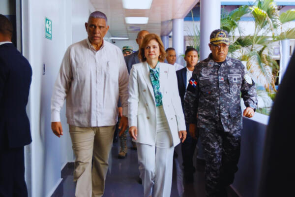 La vicepresidenta de la República, Raquel Peña, el ministro de Interior y Policía, Jesús Vásquez Martínez y el director de la PN, mayor general Ramón Antonio Guzmán Peralta. Foto: Fuente externa 