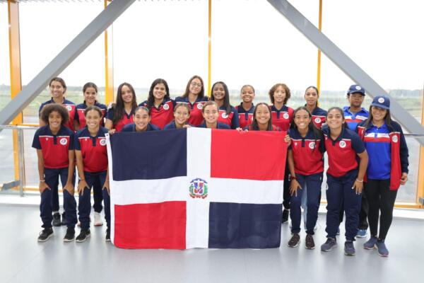 La entrenadora de la Selección Dominicana de Fútbol Femenino Sub-17 Betzaida Ubri, que ha estado al frente de equipos juveniles nacionales desde 2021, destacó la importancia de estos entrenamientos internacionales para enfrentar nuevos retos y mejorar las habilidades del equipo. 