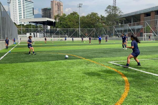 Este jueves el elenco patrio disputó un duelo ante la Sub-23 Femenina del Club Formas Íntimas, donde el cuadro colombiano se quedó con el triunfo tres goles por dos.