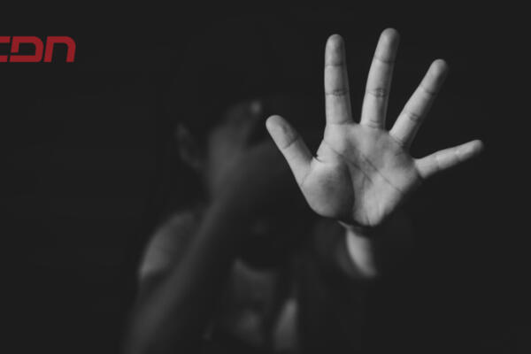 La menor de 14 años se encuentra postrada en cama debido a su condición especial. 