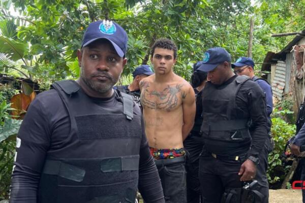 Agentes policiales junto a Keury Martínez de la Cruz, alias 