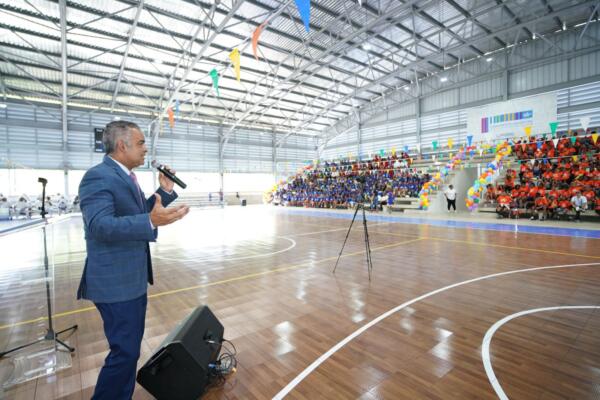 Joel Santos Echavarría, Ministro de la presidencia, se dirige a los presentes en el Proyecto en el Nuevo Domingo Savio.