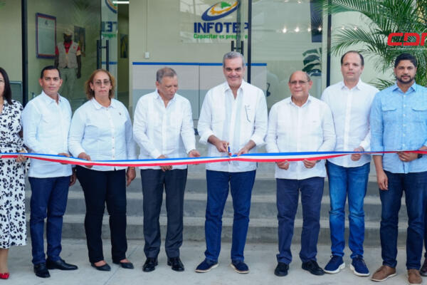 Abinader inaugura Centro Tecnológico en Haina.