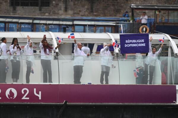 las delegaciones se presentaron en el original desfile náutico en el río Sena.