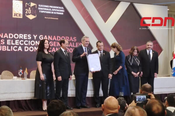 Presidente Abinader recibe certificado de la JCE