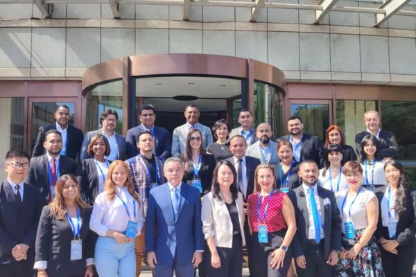 China comparte avances en medios con delegación de RD