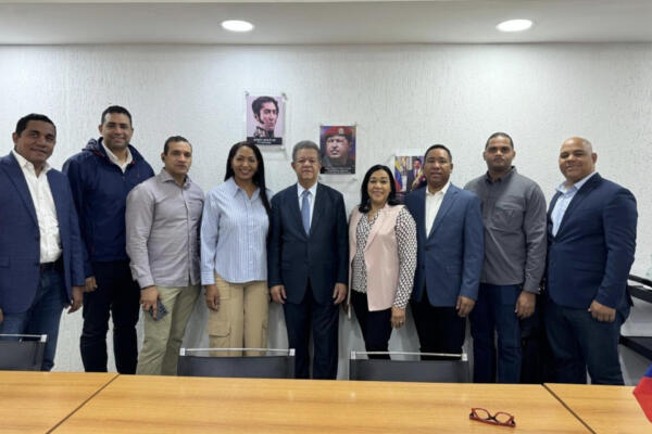 Leonel Fernández junto a su comitiva en Caracas, Venezuela.
Foto: fuente externa