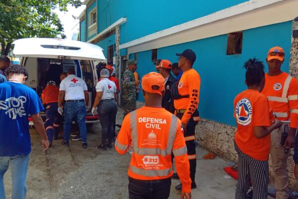 Cruz Roja y Defensa Civil en Playa Guaycanes. 
Foto: fuente externa