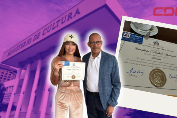 Joseph Báez entregando certificación a la panelista Amelia Alcántara que la acredita como locutora. Foto CDN Digital