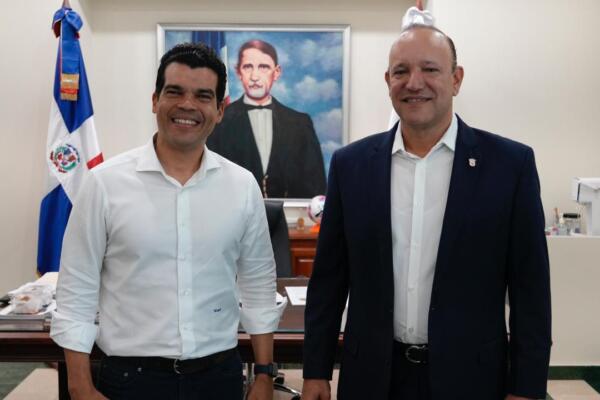 Wellington Arnaud, director del INAPA y Ulises Rodríguez, alcalde de Santiago.