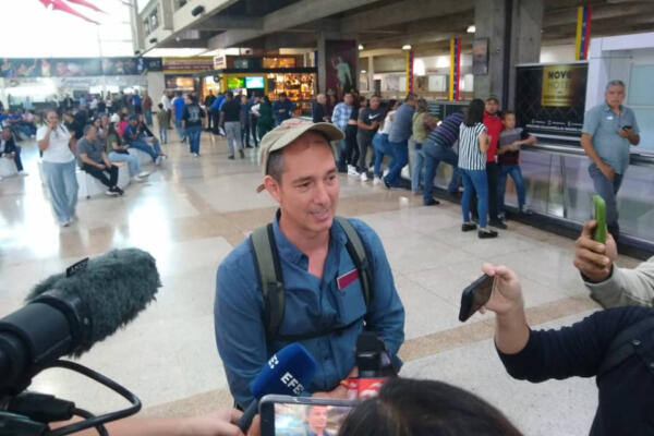 Víctor González se une a la lista de observadores que han sido deportados