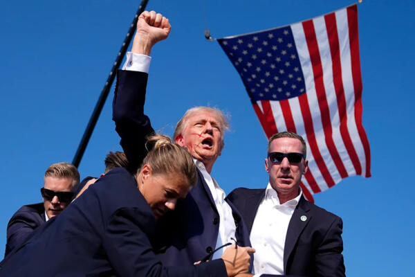 Donald Trump con el puño en alto tras recibir un disparo