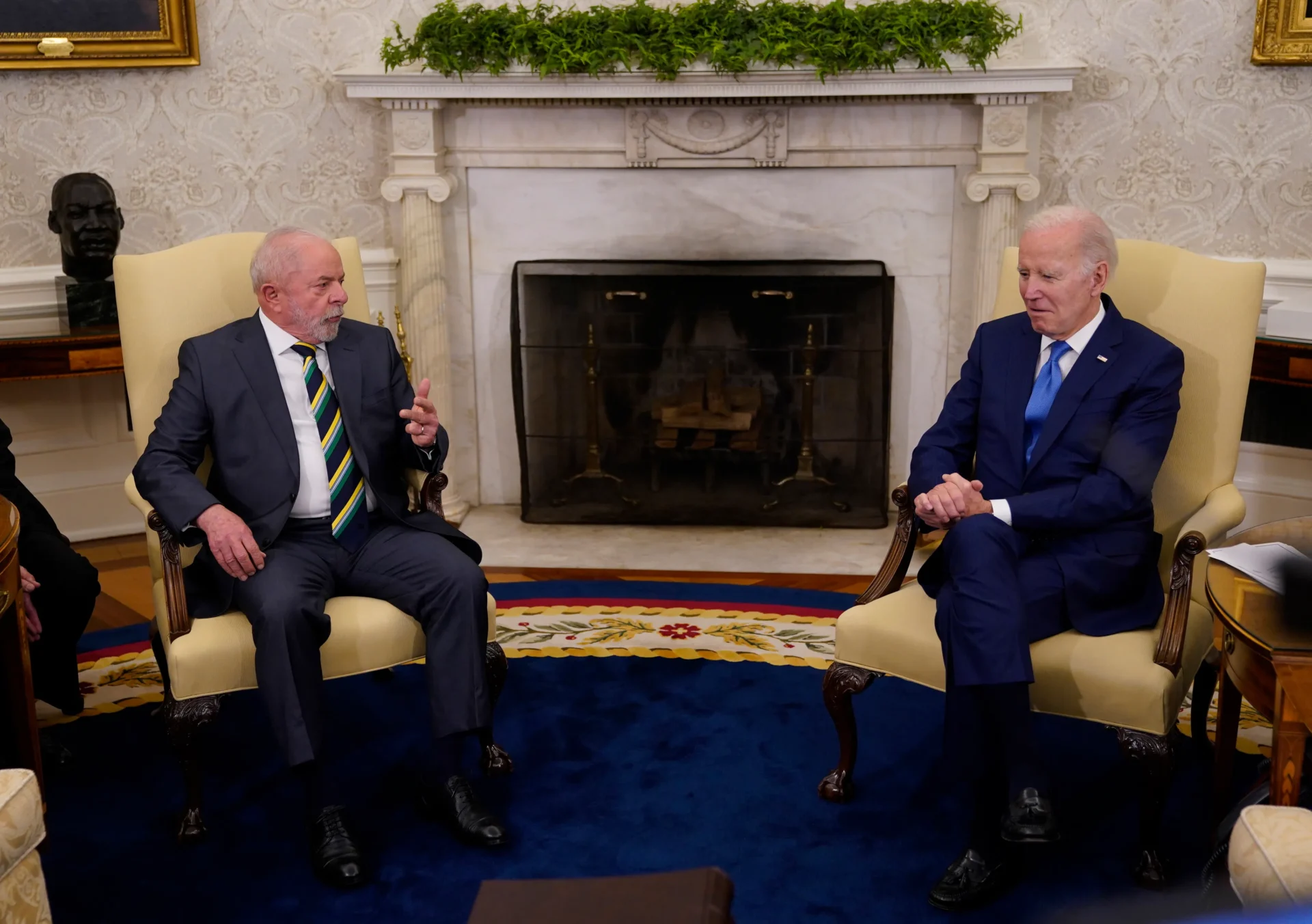 Biden agradeció a Lula "por su liderazgo en Venezuela", dado que el mandatario brasileño ha jugado un importante papel de mediación entre el Gobierno del presidente, Nicolás Maduro,