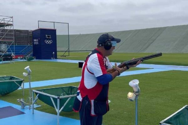 El atleta dominicano Eduardo Lorenzo estuvo casi perfecto en el primer día de las competiciones de Tiro al Plato en París 2024.