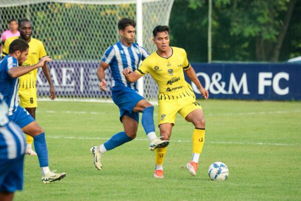 Eduardo Montenegro de moca fc, defendido por Rivera de OyM FC.