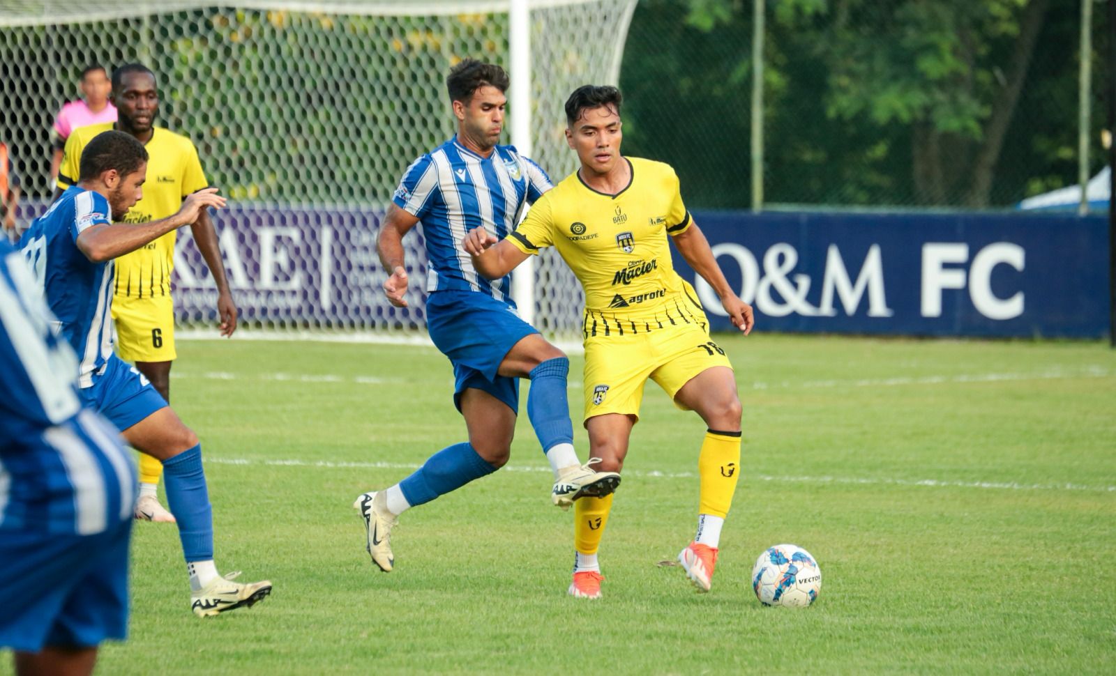 Eduardo Montenegro de moca fc, defendido por Rivera de OyM FC.