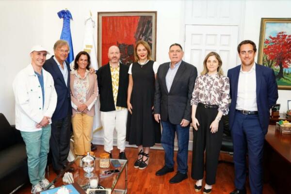 El director del Museo Nacional Centro de Arte Reina Sofía visita RD