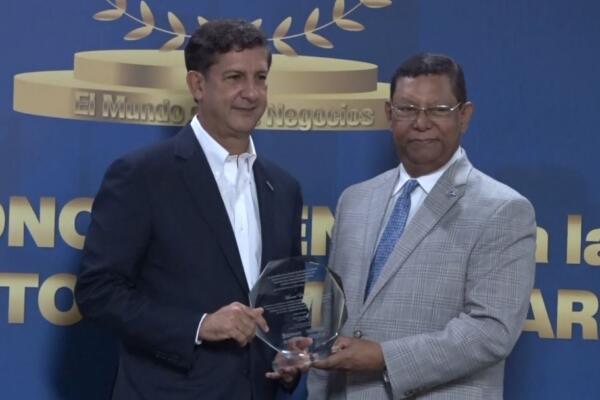 Entre los galardonados estuvo el ingeniero Manuel Estrella, presidente del grupo Estrella y multimedios del Caribe. (FOTO: CDN)
