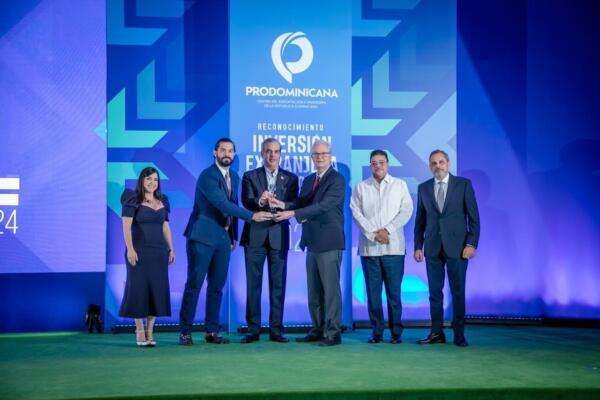 Entrega de reconocimiento a MLB