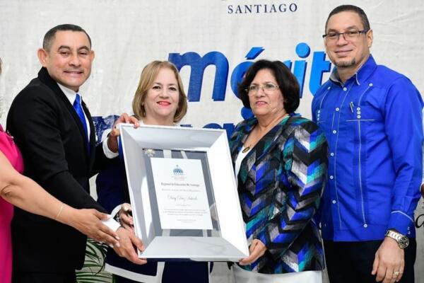 Entrena reconocimiento a maestra Daysi Díaz