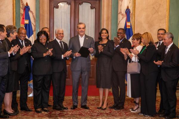 Entregan certificación de ganadores al presidente Abinader y vicepresidenta Raquel Peña
