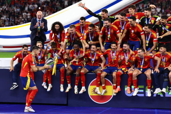 Alvaro Morata (I) se prepara para alzar la copa tras el encuentro correspondiente a la final de la Eurocopa que disputaron Inglaterra en el Estadio Olímpico de Berlín. ) EFE/EPA/FILIP SINGER