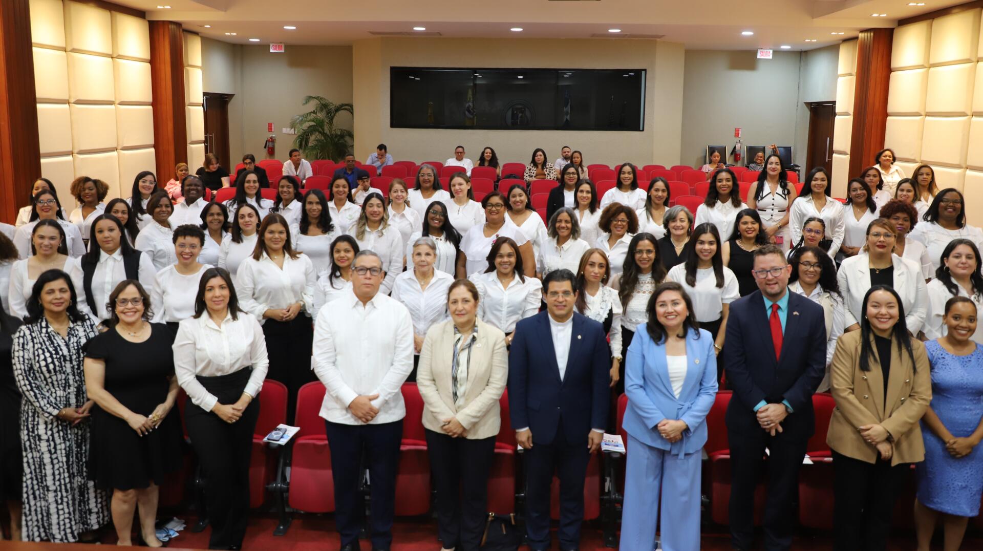 Embajada de EE.UU. y PUCMM gradúan a 66 mujeres emprendedoras