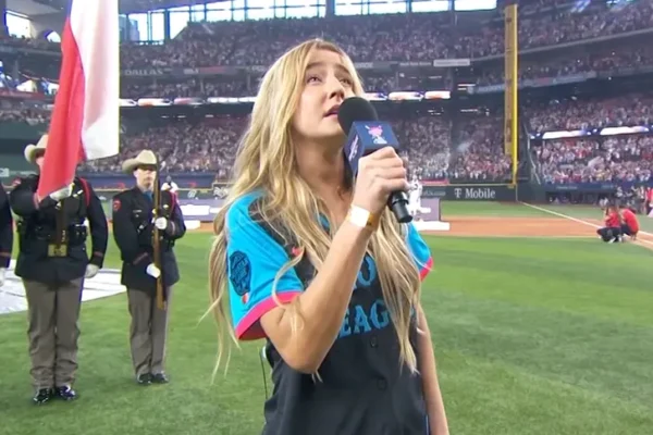 Ingrid Andress, cantante de música country fue la encargada de entonar las notas del himno USA, previo al Home Run Derby 2024.
