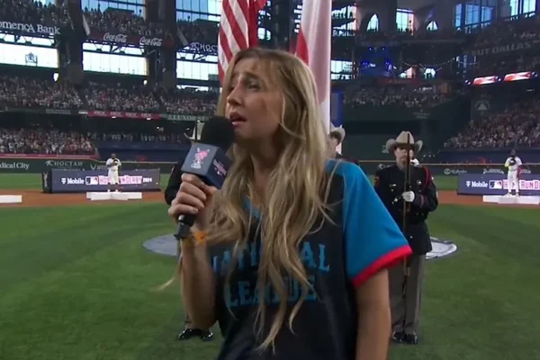 Ingrid Andress, cantante de música country fue la encargada de entonar las notas del himno USA, previo al Home Run Derby 2024 y dijo que estaba borracha