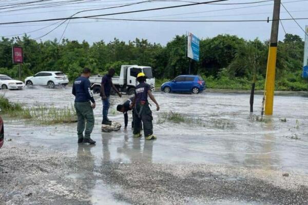 Leves precipitaciones registradas la tarde de este martes provocaron inundaciones en varias calles. Foto: Fuente externa