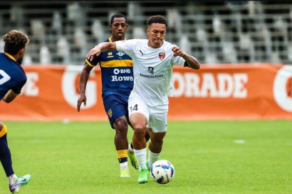 Jean Carlos Lopez (CIBAO FC) y Luis Espinal (Club Atletico Pantoja)