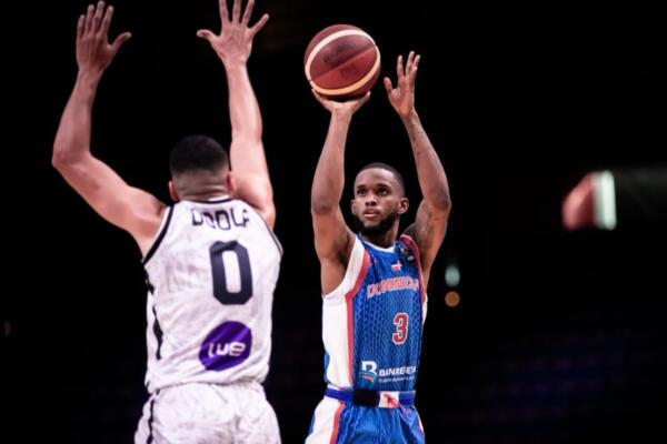 Jean Montero al ataque por la Selección de Baloncesto de la Repúlica Dominicana frente a Egipto