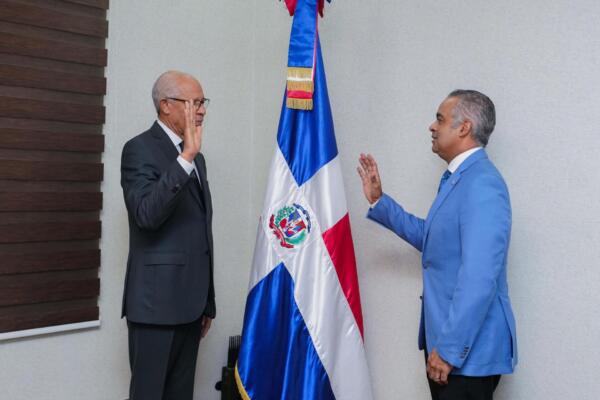 oel Santos juramenta nuevo rector ITSC