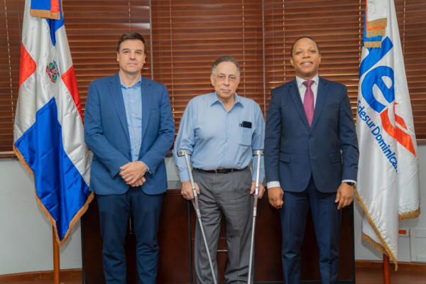 José Luis Actis (izq) se comprometió a trabajar en equipo para fortalecer a Edesur Dominicana