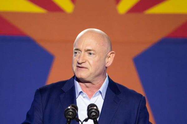 El exastronauta Mark Kelly, un senador clave para la vicepresidenta Harris en Arizona. Foto fuente externa